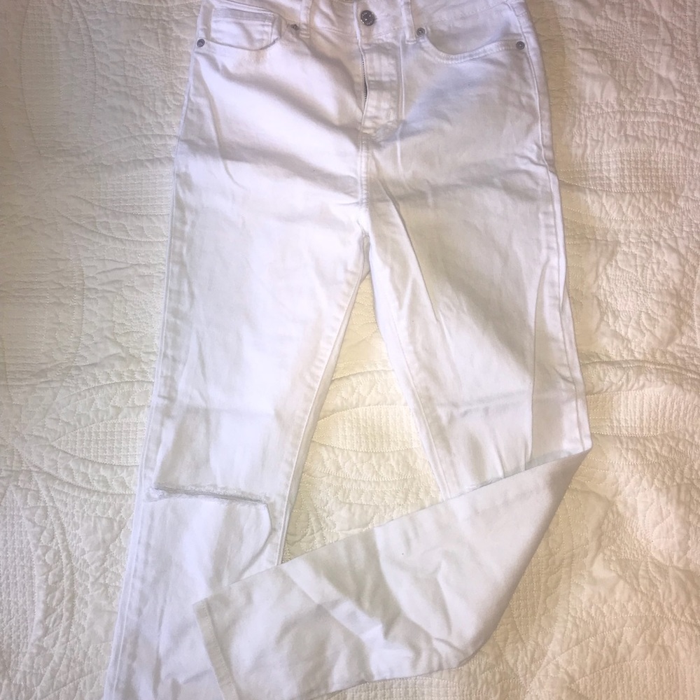 White ripped knees skinny jeans!